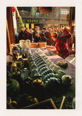 BUBO - 2001 - história - Tradičné nalievanie čaju v pôvodných hutongoch. My sme zažili Čínu, ktorá je dnes už zbúraná a nenávratne mizne do múzeí a folklórnych vystúpení.