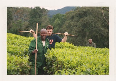 BUBO - 2011 - história - Ľubo s rangermi sa vracia cez čajovníkovú plantáž po trekingu džunľou v horách Rwandy. Videli minimálne tucet opíc.