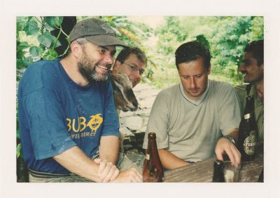 BUBO - 2000 - história - Vždy dobrá partia. Vľavo v BUBO tričku, so starým logom, Jozef Studenič.