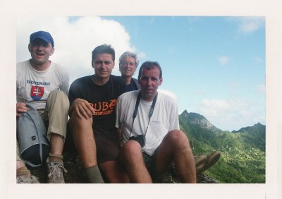 BUBO - 2002 - história - Na najvyššom vrchu Cookových ostrovov, zľava: Juro, Ľuboš, Jožo, Jožo.