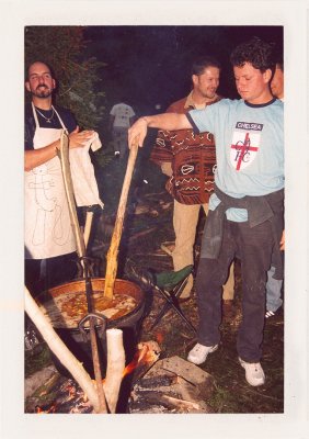 BUBO - 2004 - história - Guláš s exotickými čerstvými orientálnymi prísadami dovezenými na túto príležitosť je tradíciou Drietomy. S krížom na tričku oblúbenej Chelsea a bakuľou prikladá do ohňa tradične BUBO pyroman Tomáš Hušek. Vľavo Michal Gaj, vpravo Vladimír Pajkoš.