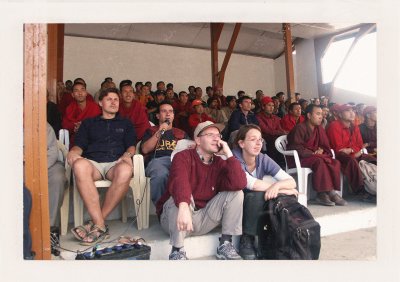 BUBO - 1998 - história - V Lehu, hlavnom meste Ladakhu, sedávame počas hry pólo na VIP tribúne s mníchmi. Šéfom a komentátorom je náš partner a kamarát Yasin (bohužiaľ už nie je medzi nami).