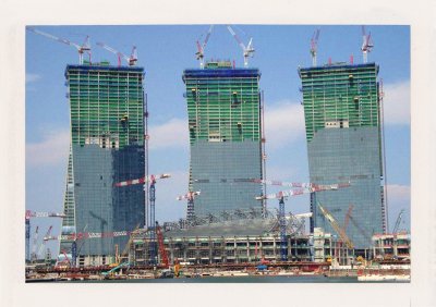 BUBO - 2009 - história - Náš obľúbený hotel v Singapure práve stavajú. Hore bude bazén, kde sa dnes každoročne kúpu stovky klientov BUBO.