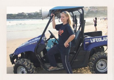 BUBO - 2009 - história - Maťa Martinková z BUBO Back office napodobuje Pamelu Anderson z Baywatch. Počas jej pôsobenia v Base campe sme tu mali vkuse kytice sto červených ruží.