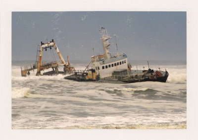 BUBO - 2000 - história - Na Pobreží kostier nám došiel benzín - odtrhnutá hadička - a tak máme ďalšie dobrodružstvo navyše. Našťastie v BUBO vždy chodíme 3 autá spolu (to je náš zákon na ťažkých expedíciach), takže problém vyriešime.