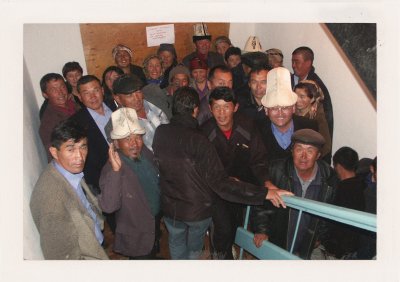 BUBO - 2005 - história - Horské mestečko v Kirgizsku. Švajčiarsko Strednej Ázie je najchudobnejšie, no exotické. Muži v kalpakoch postávajú v teple miestneho úradu a popíjajú kumys.