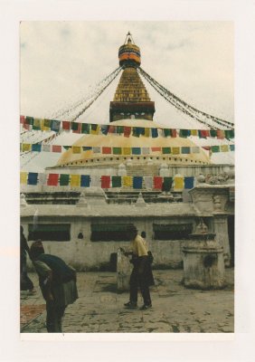 BUBO - 2001 - história - Budhistická stupa, vlajočky lungta, magická atmosféra. Táto duchovná oblasť nás chytí za srdce. Odvtedy sa snažíme dozvedieť viac a kus po kuse odkrývame večnú Pravdu.