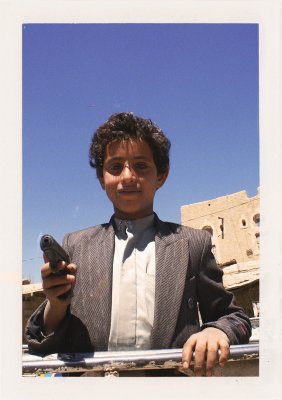 BUBO - 2007 - história - Slušný chlapec z dobrej rodiny. Každý chlap tu nosí zbraň. Za pásom má zakryvenú dýku “džambíja” a cez plece väčšinou samopal. Dirar je Mashayik a tí vedia liečiť iba tak rukami a zachránia vás, keď vás uštipne had.