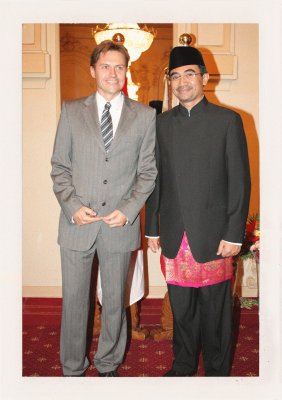 BUBO - 2007 - história - Ľuboš s veľvyslancom Indonézie. Odvtedy sa vymenili už traja ďalší. Máme veľmi úzku spoluprácu. Iným trvá vybavenie víz 2 týždne, nám hodinu. Je to tým, že od roku 2000 sme kontinuálne najväčším predajcom zájazdov do Indonézie.