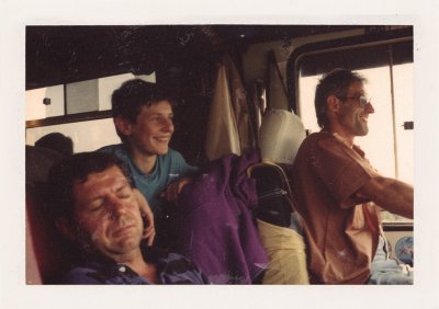 BUBO - 1994 - história - Šofér Mittheis a syn sa smejú na spiacom a zničenom Ľubovi.