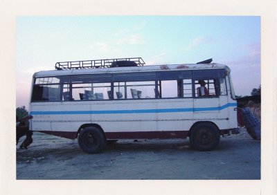 BUBO - 2006 - história - Ako riešia problém v Assame? Tlačia autobus z plnej sily zozadu. Aj spredu. Foto: Ľ: Fellner.