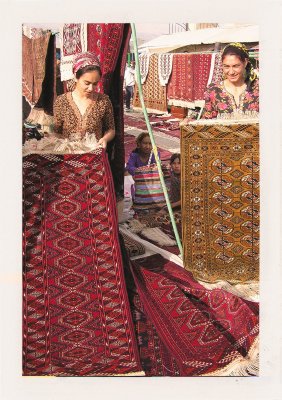 BUBO - 2005 - história - Predaj vysokokvalitných kobercov na bazáre Toltučka. Ide o vzor Teke.