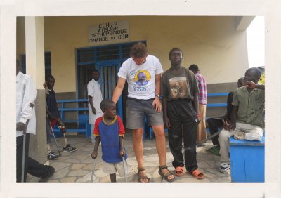 BUBO - 2011 - história - V meste Goma v Demokratickej reublike Kongo robíme charitu. Ľubo sa skláňa nad malým invalidným chlapcom.