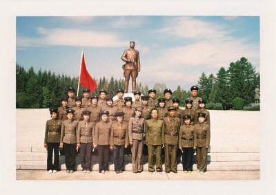 BUBO - 2005 - história - Toto snáď nie je možné. KIm Čong Il je ešte v plnej sile. Socha patrí Kim Ir Senovi. Autor unikátnej fotografie: Ľ. Fellner.