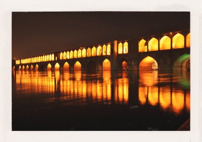 BUBO - 2006 - história - Mosty Esfahán, čaj a úsmevy domácich. "Páči sa Vám v našej krajine? Mrzí nás zlý obraz Iránu tam u Vás." - počúvame. My v BUBO navštevujeme Irán od roku 1995 (Robert Reitmaier a Ľuboš Fellner) a od roku 2005 s našimi klientmi.