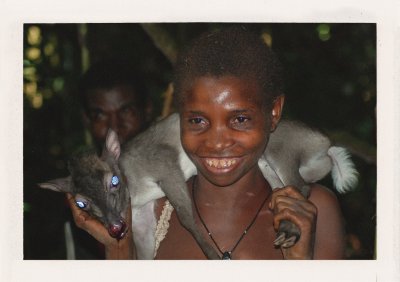 BUBO - 2009 - história - Pygmejka s uloveným dik-dikom. Traja pygmeji sa rozbehnú džungľou, dvaja kričia a nadženú korisť. Tretí v behu do holých rúk túto malú antilopku chytí. V kmeni je to vždy veľká oslava.