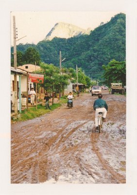 BUBO - 1999 - história - Mestečko v Amazónii bez asfaltu. Napadneme tu letisko a priletí po nás maskovaný špeciál, aby nás dostal do La Pazu.
