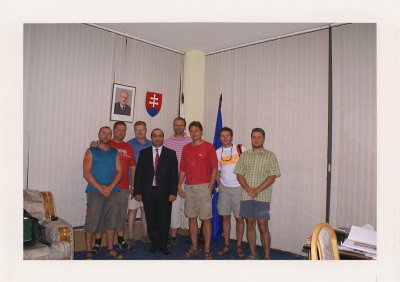 BUBO - 2007 - história - U honorárneho konzula v Jerevane. V roku 2007 príliš veľa takýchto návštev nemá. Ľ. Fellner v červenom tričku v strede fotografie.