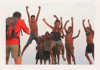 BUBO - 2006 - história - Ľubo fotí deti pri Brahmaputre. Opäť je šéfom tejto výnimočnej Slovensko - Českej expedície.  V skupine sú znalci Indie a veľmi zaujímaví ľudia. Veď kto v danej dobe vie, že oblasť 7 sestier existuje.