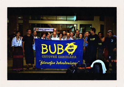 BUBO - 1998 - história - Teraz už máme prenajatý vlastný autobus a miestny sprievodca Myat sa stal našim kamarátom. V septembri 1998 je Barma terra incognita, kam stále nejazdí žiadna iná cestovná kancelária. Už od začiatku podporujeme lokálnych biznismanov a opozíciu.