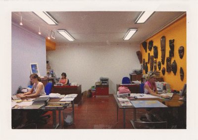 BUBO - 2002 - história - Nový Base camp BUBO má na rozdiel od predchádzajúcich viac miestností. Vľavo Aďa Jurčová, vzadu Mirka Badinská, vpredu Magda Fuleová. Masky si nosíme z celého sveta.