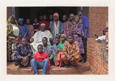 BUBO - 2009 - história - Pán kráľ vymenoval svojho nového ministra a teraz si robia aj s jeho hrdou rodinou spoločnú fotografiu. Na našich cestách sme s kráľmi (majú úctu ako tí z rozprávky) často v kontakte.