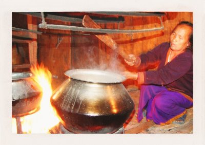 BUBO - 2006 - história - Apatani - to je ryža, podobne ako pri kmeni Ifugao na Luzóne. Údolie Ziro je veľmi úrodné. Takto vyzerá varenie ryže. Ryža sa je na raňajky, obed aj večeru. Ved nič lepšie na svete nemôže existovať.