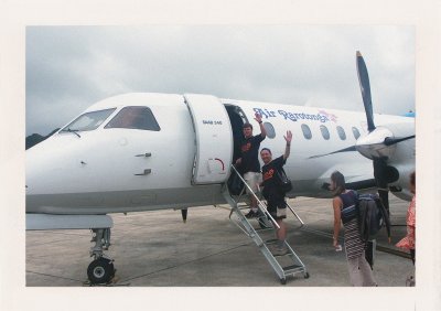BUBO - 2002 - história - Odlietame z ostrova Rarotonga na Aitutaki (Braňo a Juro). Doteraz málokto vie, kde to je. No naše cesty okolo sveta sa vždy snažili ísť ďalej a objavovať tie najkrajšie miesta.