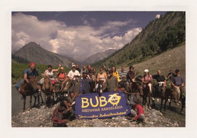 BUBO - 1996 - história - Na koňoch k ľadovcu až dodnes. Viete si predstaviť, aké má v tejto malej dedinke BUBO meno? Áno, poznajú nás tu všetci, veď nás vidia ako jediných od svojich detských čias. Ľuboš raz dostal ich otcov z väzenia.