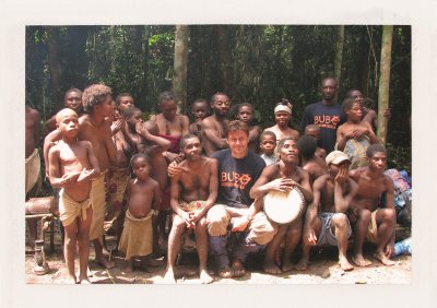 BUBO - 2009 - história - Celá pygmejská dedinka sa zoskupila na rozlúčkovú pamätnú fotografiu. Ľuboš vpredu s náčelníkom. Vzadu náš skvelý šofér Emanuel, s ktorým ideme s našimi 4x4, krížom džungľou bez akýchkoľvek ciest až do Stredoafrickej republiky.