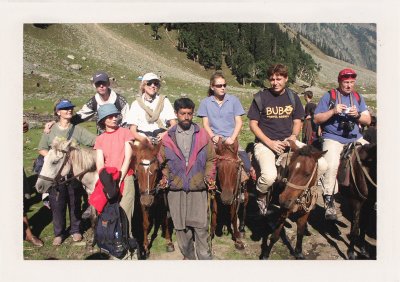 BUBO - 1998 - história - Na koňoch jazdíme k himalájskemu ľadovcu v nádherných Himalájach, v dedinke Sonnamarg. Lovíme zážitky o akých sa iným nesníva. Aj dnes je táto oblasť svetovým TOPom. V roku 1998 to bol raj.