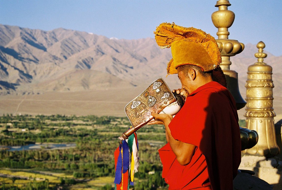 Na koňoch k himalájskemu ľadovcu, na rikšiach rušnými uličkami Dillí. Svetom hinduizmu, sikhizmu, budhizmu aj islamu. Cez Kašmír do indického Tibetu. Nezabudnuteľná cesta.