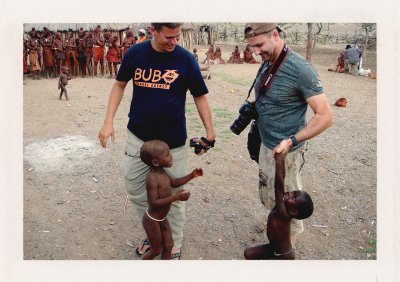 BUBO - 2011 - história - Martin v akcii. V Afrike vlastní svoju chyžu, ktorú dostal od náčelníka. Do Afriky chodí do dnešných dní a stále sa čosi naučí.