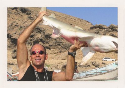 BUBO - 2007 - história - Rišo pózuje so žralokom. To je tu na južných plážach Jemenu absolútne bežný úlovok. Nachádzame aj stavec veľryby, ktorý zdobí náš Base camp na Dunajskej ulici 31 v Bratislave.