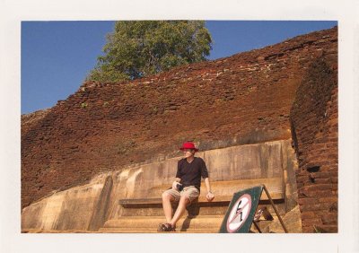 BUBO - 2009 - história - Ľubo sedí na vrchole Sigiriya na Srí Lanke. Na kráľovskom tróne je zákaz sedieť. No Ľubo vždy porušoval predpisy, hlavne keď sú nezmyselné. No toto je dôkaz, že v tomto roku sa to dalo. Nie sú tu turisti.