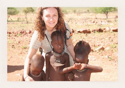 BUBO - 2009 - história - Eva s dvoma chlapcami v Namíbii. Doma má podobných, no trochu belších. Eva je vynikajúca lekárka.