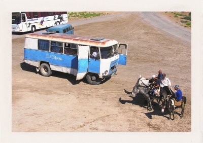 BUBO - 2005 - história - Vyberte si akou dopravou chcete ísť - BUBO má už tradične tú najkomfortnejšiu s tým, že pre zážitok siahneme aj na tú najhoršiu - na chvíľočku. Fotografia je z mesta Merv.