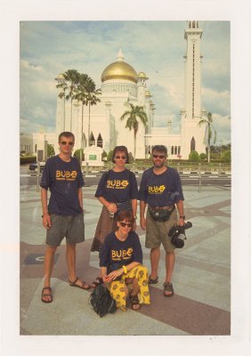 BUBO - 1998 - história - Brunej v roku 1998. "To dokáže iba BUBO" krútia hlavami ostatní. Maja v strede, vpravo Dodo, vľavo Mišo. Brunej je už vyše 20 rokov unikátnosť a to, že sme boli prví to ostane! Šéf výpravy bol Ľ: Fellner.