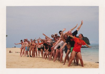 BUBO - 2011 - história - Malá Maca velí veľkej skupine.Teraz velí svojim dvom malým deťom.