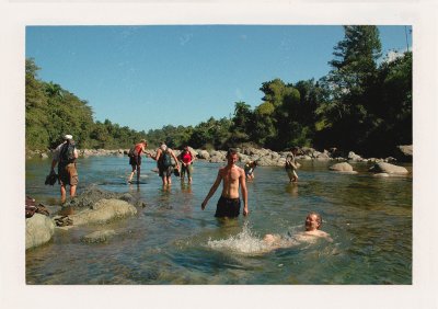 BUBO - 2002 - história - Treking k stolovej hore El Yunke krížom cez rieky a lesy plné čokolády. Táto časť Kuby vyzerá úplne inak než zvyšok. Nikto iný sem nechodí, vláda v Havane si to neželá, no my máme energiu a odvahu a dokázali sme to. Benefitujú z toho naši klienti.
