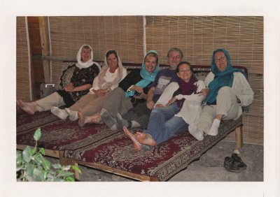 BUBO - 2006 - história - Zahalené BUBO v starej Perzii. Sedíme - ležíme na ručne tkaných perzských kobercoch a rozoberáme bezpečnosť a pokoj tejto oblasti. Dnes sme si zabudli na lavičke fotoaparát a o dve hodiny sme ho tam opäť našli. Vôbec sa nekradne.