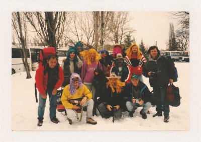 BUBO - 1999 - história - Po prílete do zasneženej Bratislavy. Ešte máme karnevalovú náladu. Tá cesta bola na tú dobu absolútne prevratná. Ľ. Fellner vľavo dole s fialovou parochňou na hlave.