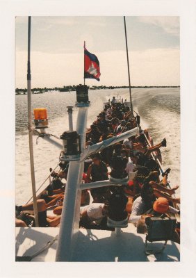 BUBO - 2001 - história - Bubáci vegetia na lodi križujúcej jazero Tonlé Sap, smerom k Angkór Vatu.