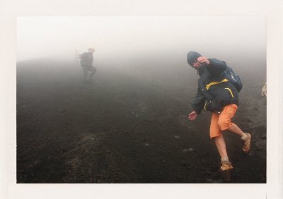 BUBO - 2003 - história - Zostupujeme z aktívneho vulkánu Pacaya. Hmla, síra a plamene. Činná sopka je vždy silným zážitkom.