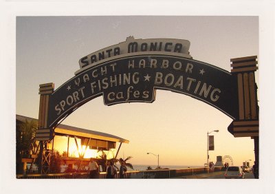 BUBO - 2002 - história - Santa Monica v roku 2002. Tu končí známa Rout 66 a tu končí aj naša prvá cesta okolo sveta. Čítame si básničky od Jacka Kerouaca. Do histórie slovenského cestovateľstva pribudla ďalšia cesta.