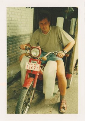 BUBO - 2001 - história - Zdeno Horevaj v Číne. Všetko je nám tam malé. Motorka je luxusom, všade jazdia bicykle, autá prakticky neexistujú. Dnes by ste našu starú Čínu nepoznali.