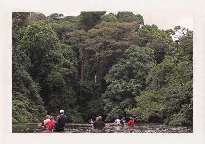 BUBO - 2009 - história - Prechádzame krížom cez Kamerun (skočili sme aj do Nigérie) a práve sa na drevených pyrogách plavíme v džungli Dža. Voda nám skoro do pyrog tečie. Afrika je vždy na "knap".