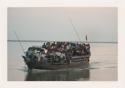 BUBO - 2006 - história - Putovali sme po Brahmaputre. Našťastie my sme mali prenajatú vlastnú loď. Džípy nás potom čakali hore na konci cesty.