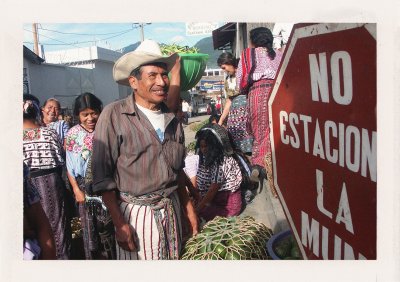BUBO - 2003 - história - Trh s avokádom na druhej strane jazera Atitlan. STOP! No nás nič nezastaví. Pred nami a za nami máme policajné autá Guatemaly.