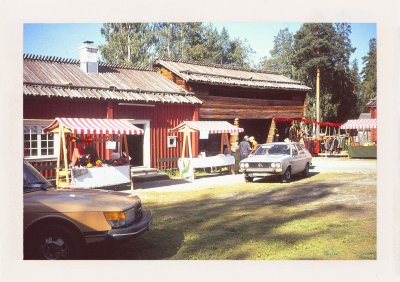 BUBO - 1994 - história - Autá v Laponsku vo Fínsku. Ideme do úplného neznáma. Na internete nič nenájdete. Bedekre sú zastaralé a o oblastiach polárneho kruhu, kam ideme, nepíšu nič. Máme staré mapy, no iskru v očiach a túžbu spoznať neznámy svet.